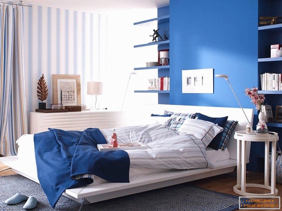 Blaue Wand im Schlafzimmer kombiniert mit gestreifter Tapete