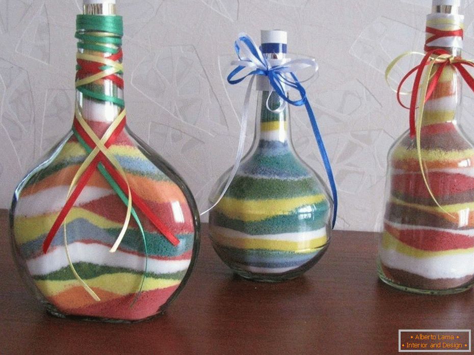 Flaschen verschiedener Formen mit farbigem Salz