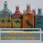 Tiere aus farbigem Salz in Flaschen