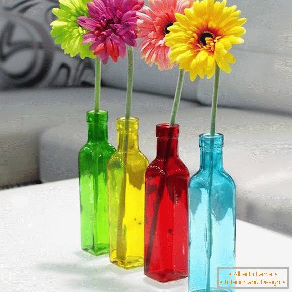 Flaschen für Blumen aus farbigem Glas