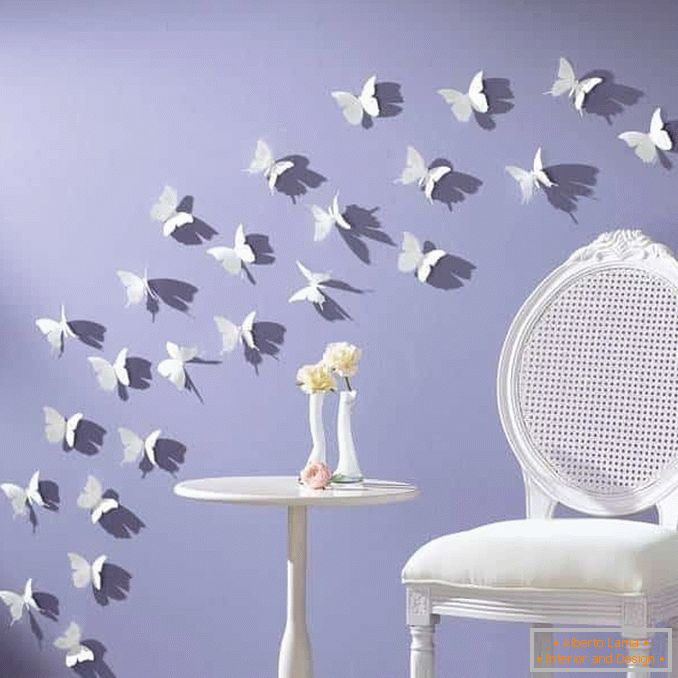 Weiße Schmetterlinge an der Wand
