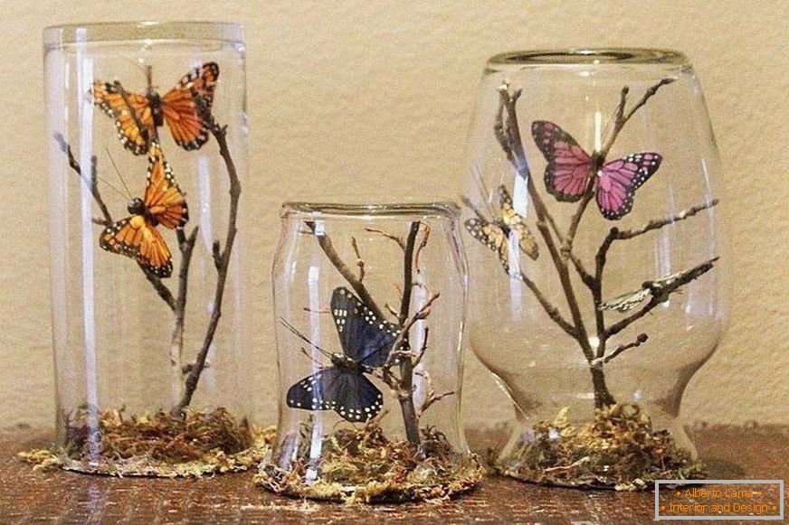 Vasen mit Schmetterlingen