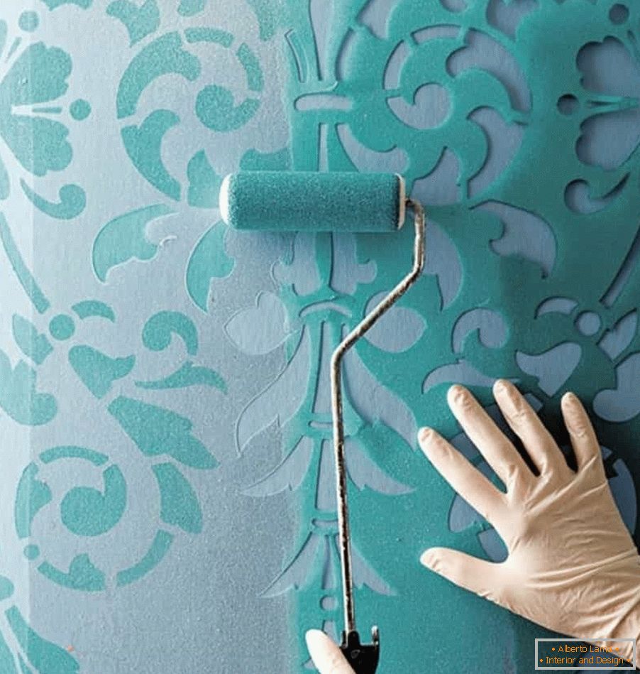 Färben die Wände mit einer Schablone