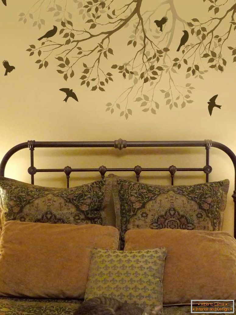 Baum mit Vögeln über dem Bett