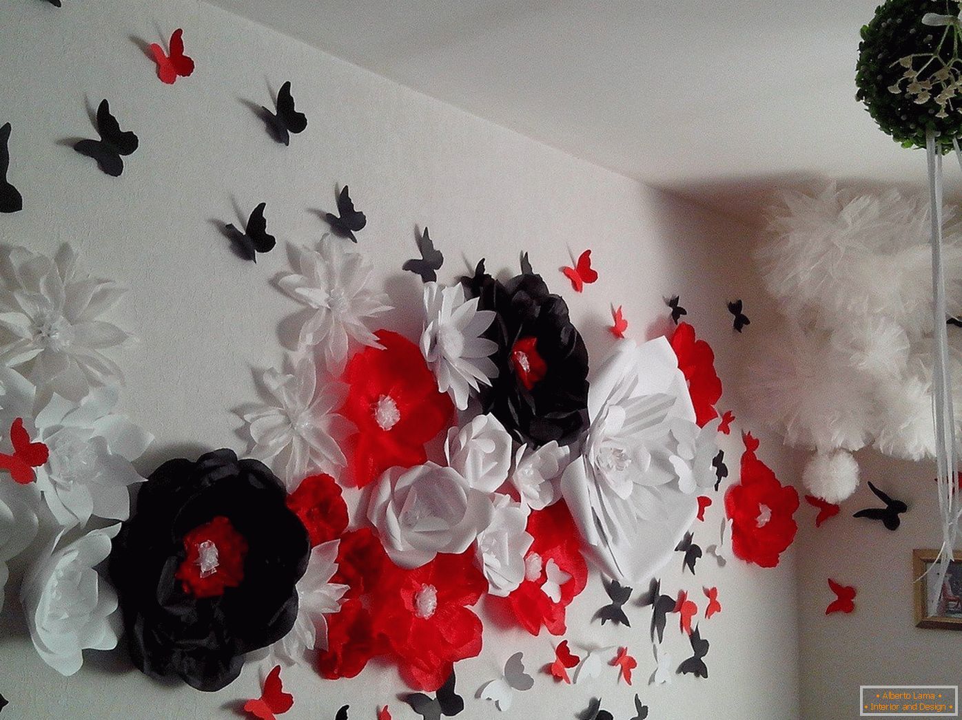 Blumen und Schmetterlinge an der Wand