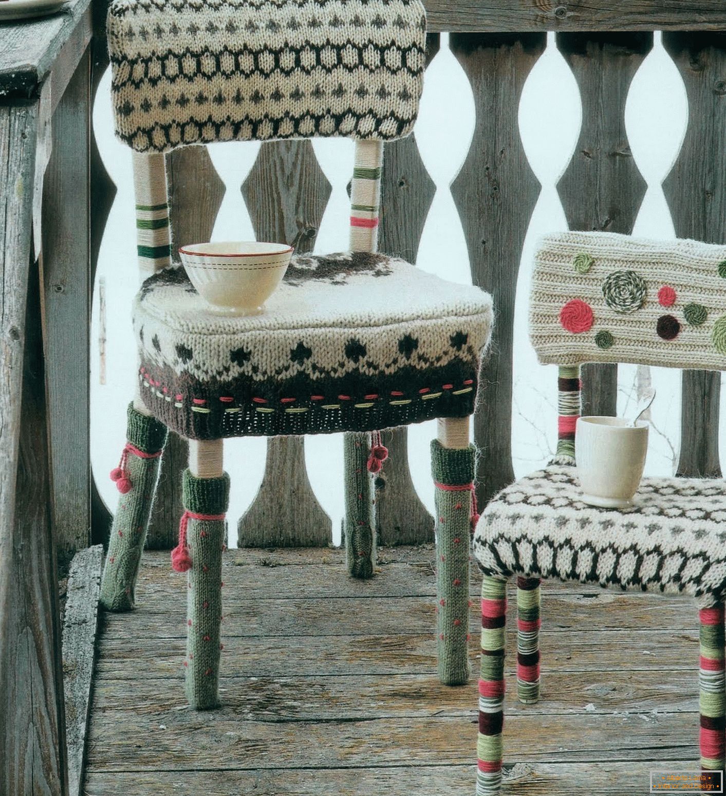Stuhl mit gestrickter Abdeckung an Sitz, Rückenlehne und Beinen