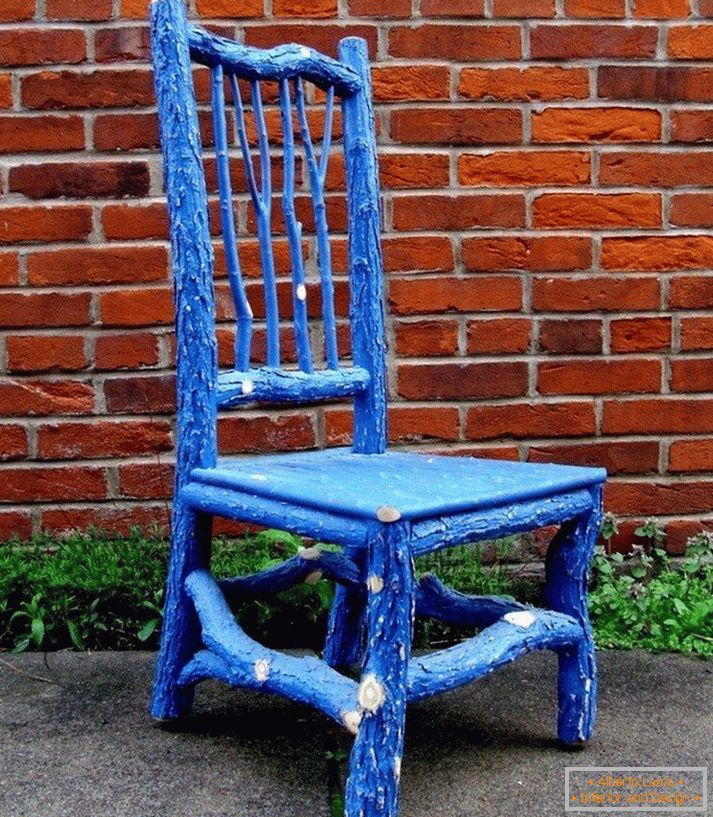 Dekoration eines alten Stuhls mit Niederlassungen