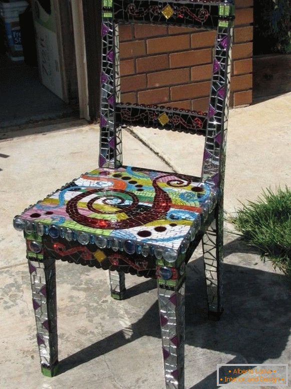Einen Stuhl mit Mosaik versiegeln
