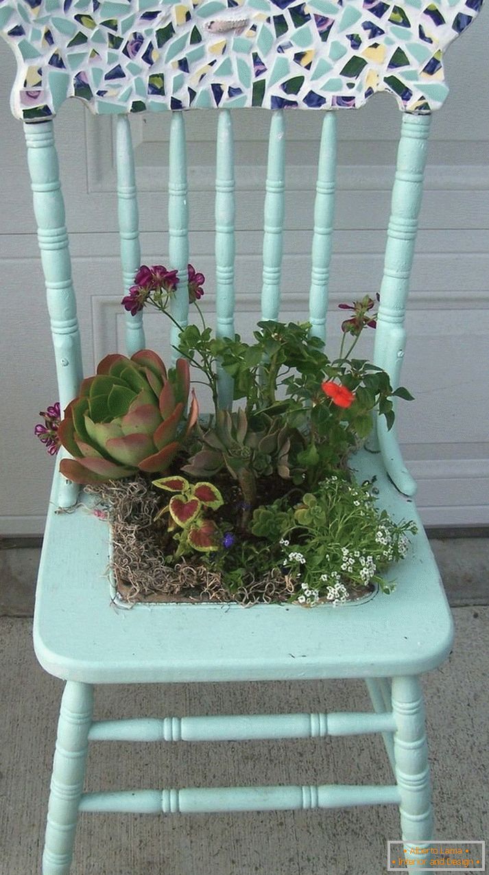 Blumenarrangement in einem Stuhlsattel