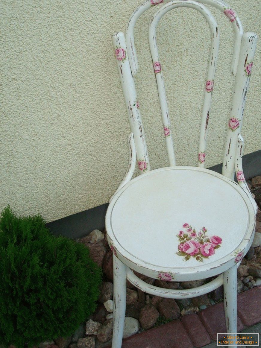 Der Stuhl ist im provenzalischen Stil eingerichtet
