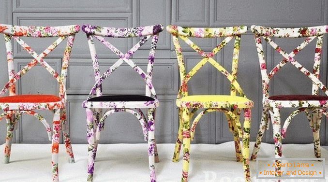 Mehrfarbige Stühle in einer Technik hergestellt