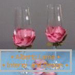 Hochzeitsgläser mit Dekoration der rosafarbenen Blumenblätter