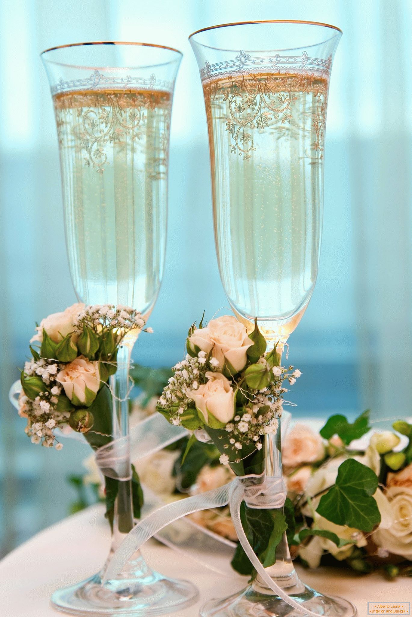 Hochzeitsgläser mit künstlichen Blumen