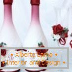 Rote und weiße Rosen auf Flaschen und Gläsern