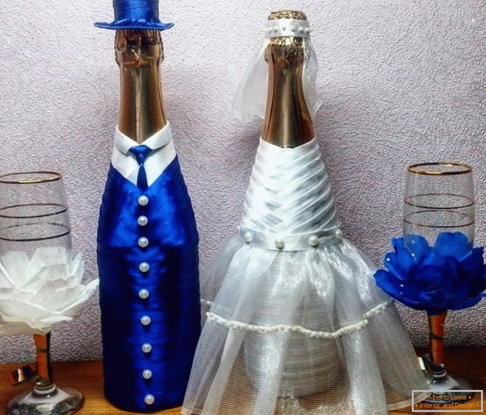 Hochzeitsflaschen in den Klagen der Braut und des Bräutigams