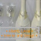 Ornamente mit dem gleichen Design auf Flaschen und Gläsern