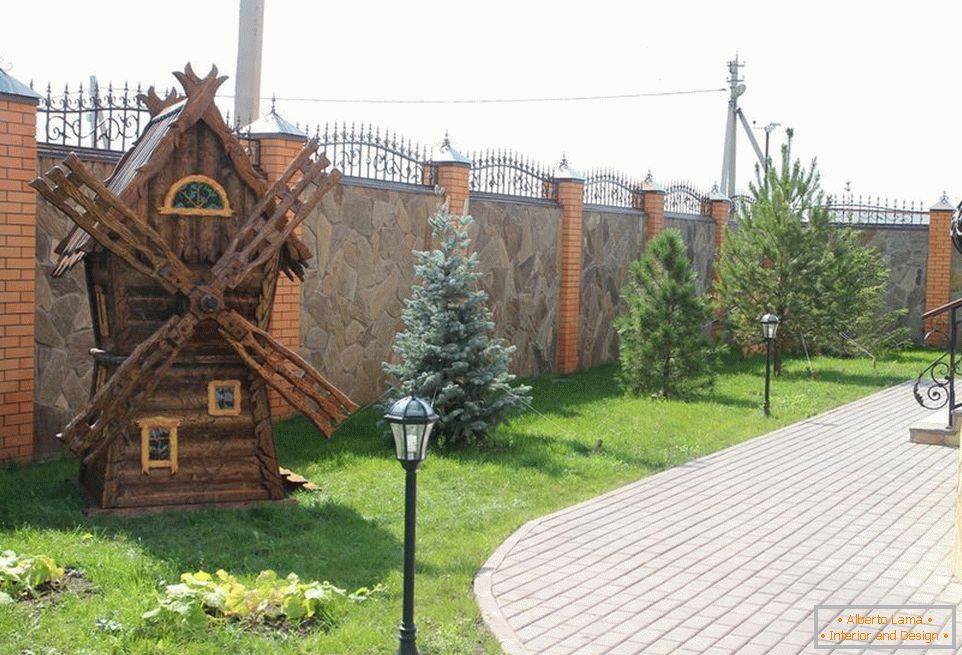 Dekorative Mühle im russischen Stil