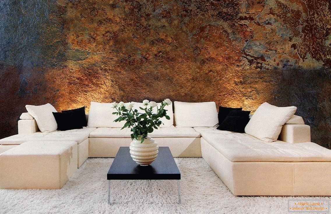 Weißes Sofa und eine Wand unter einem Stein