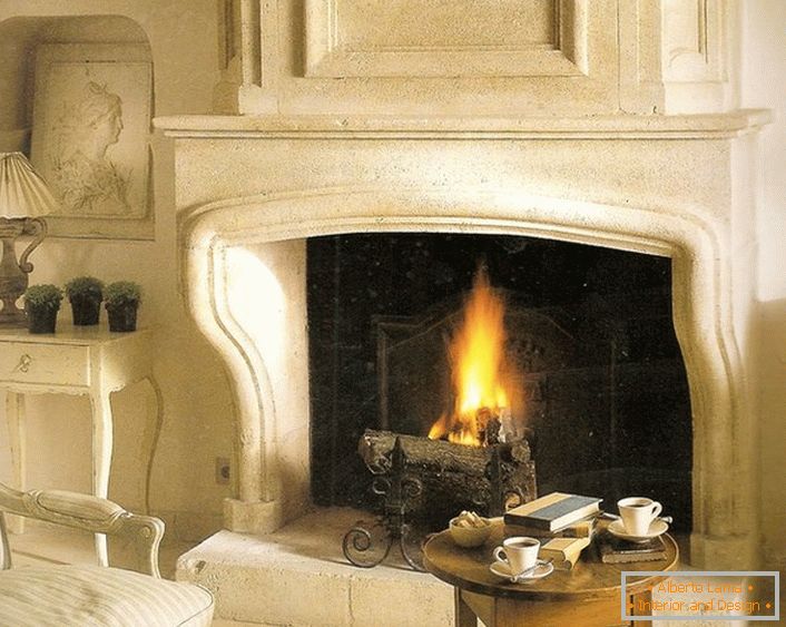 Ein voller Gaskamin als Hausprojekt. Dekorative Holzscheite geben dem Kamin die Authentizität eines lebenden Feuers aus Brennholz.