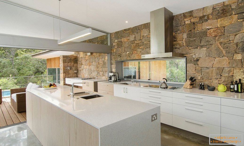 Stein im Inneren der Küche в стиле модерн