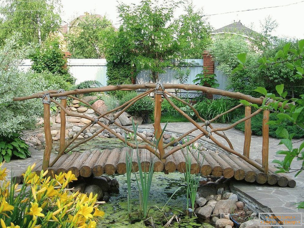 Eine Holzbrücke über den Teich