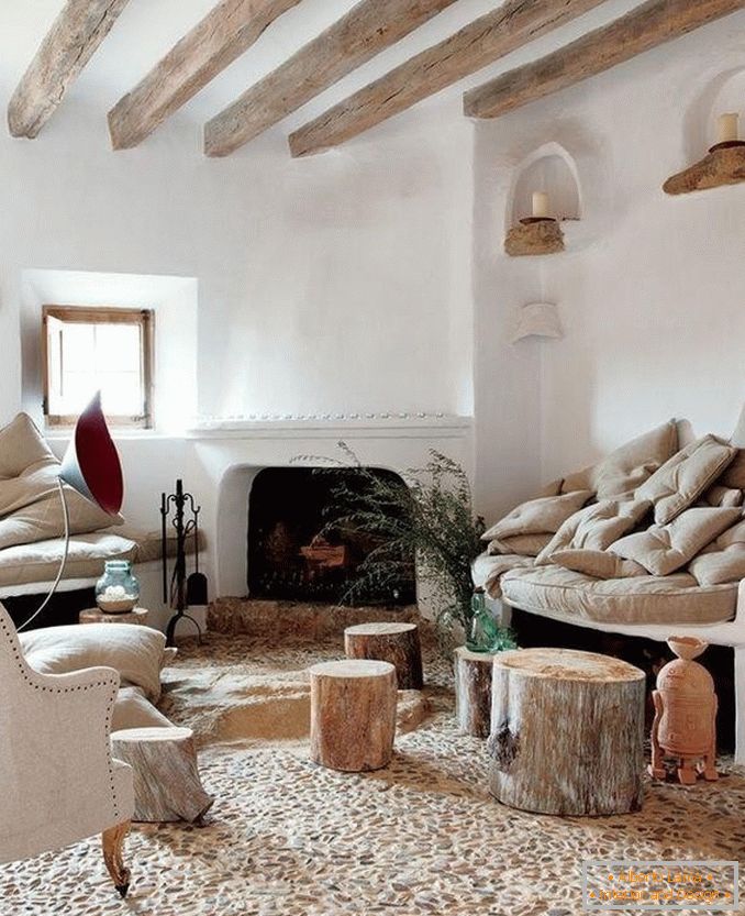 Die Verwendung von Holz im Wohnzimmer im Stil der Rustikalität