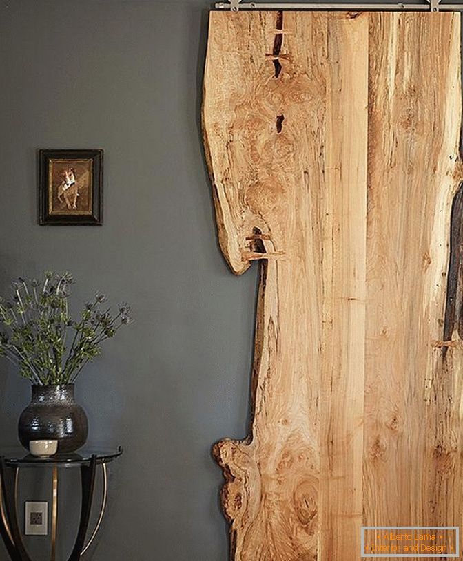 Holztür von einem Baum