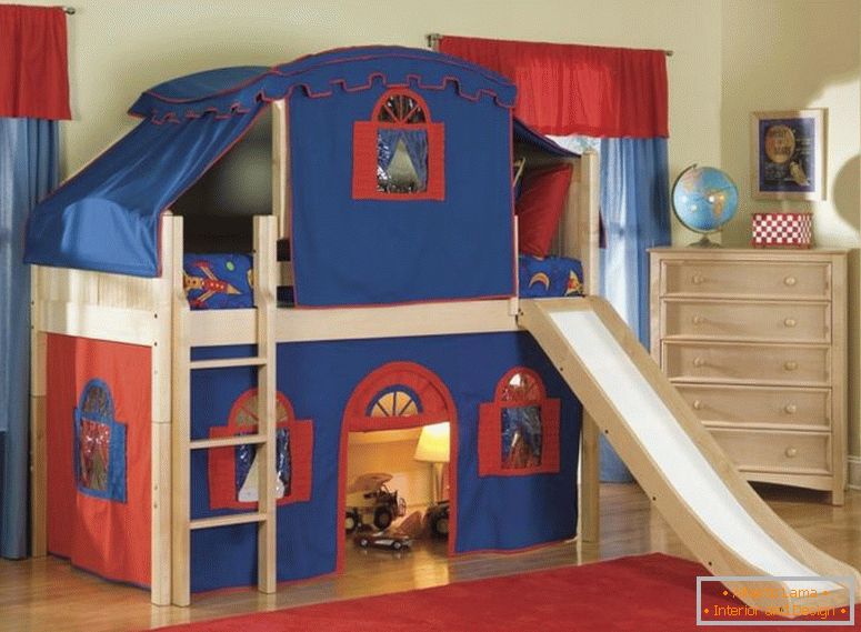 wunderbar-cool-kid-Betten-mit-Creme-Holz-Etagenbett-Zelt-ausgestattet-rot-blau-Stoff-Zelt-auf-den-Betten-und-hell-braun-Holz-Schrank-5- Schubkasten-bei-Fenster-auch-rot-Pelz-Teppiche-über-Holzboden-mit-Kinder-b