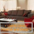 Brown-Sofa und roter Lehnsessel im Wohnzimmer