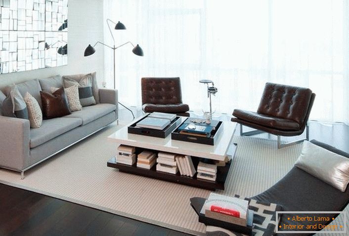 Das Sofa im High-Tech-Stil hat immer klare geometrische Konturen. Als Dekor verwenden wir hauptsächlich quadratische Kissen von einheitlicher Größe.
