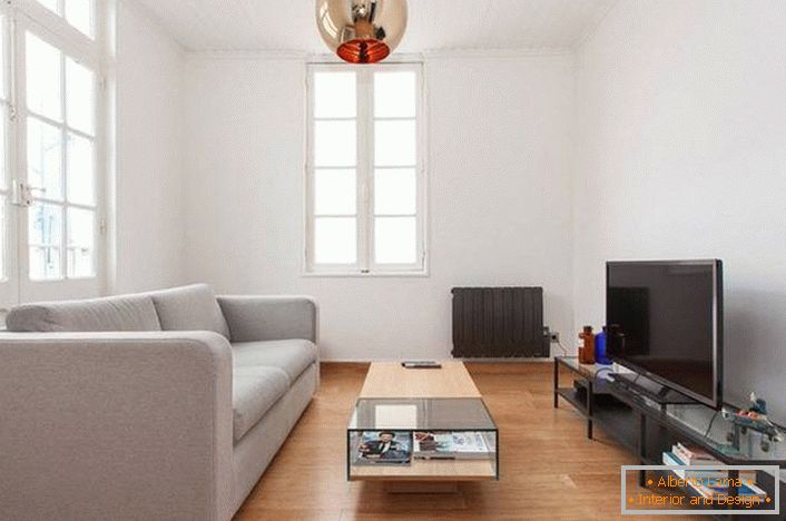 Ein kleines Sofa im High-Tech-Stil eignet sich auch zur Inneneinrichtung im Stil von Minimalismus oder Art Deco.
