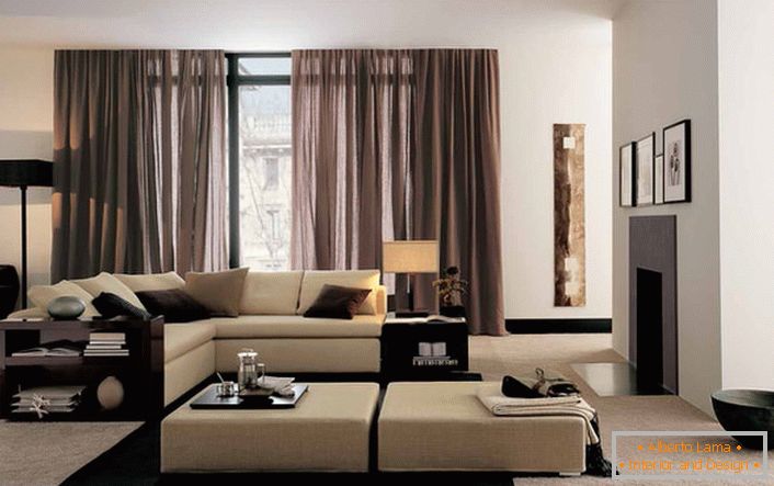 Möbel im High-Tech-Stil sollen funktional sein. Modulares Sofa beige - ideal für abendliche Familienfilme.