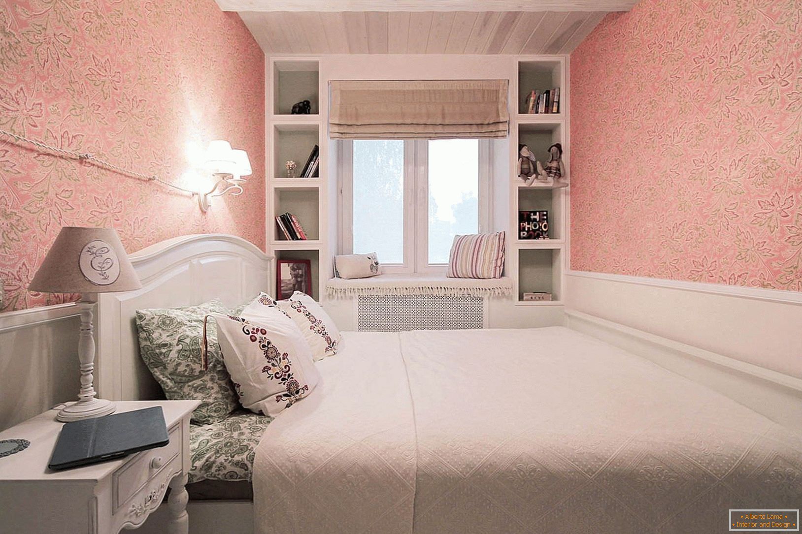 Schlafzimmer mit einer Tapete und einer Holzdecke