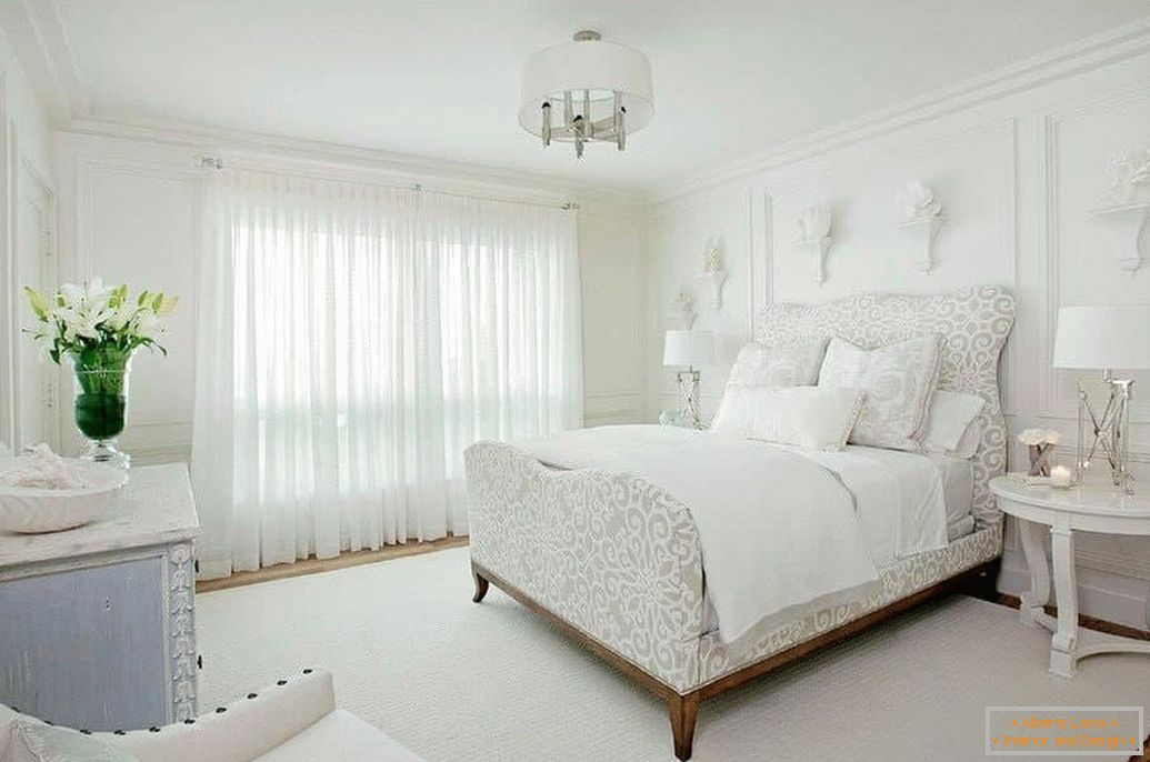 Design eines weißen Schlafzimmers im klassischen Stil
