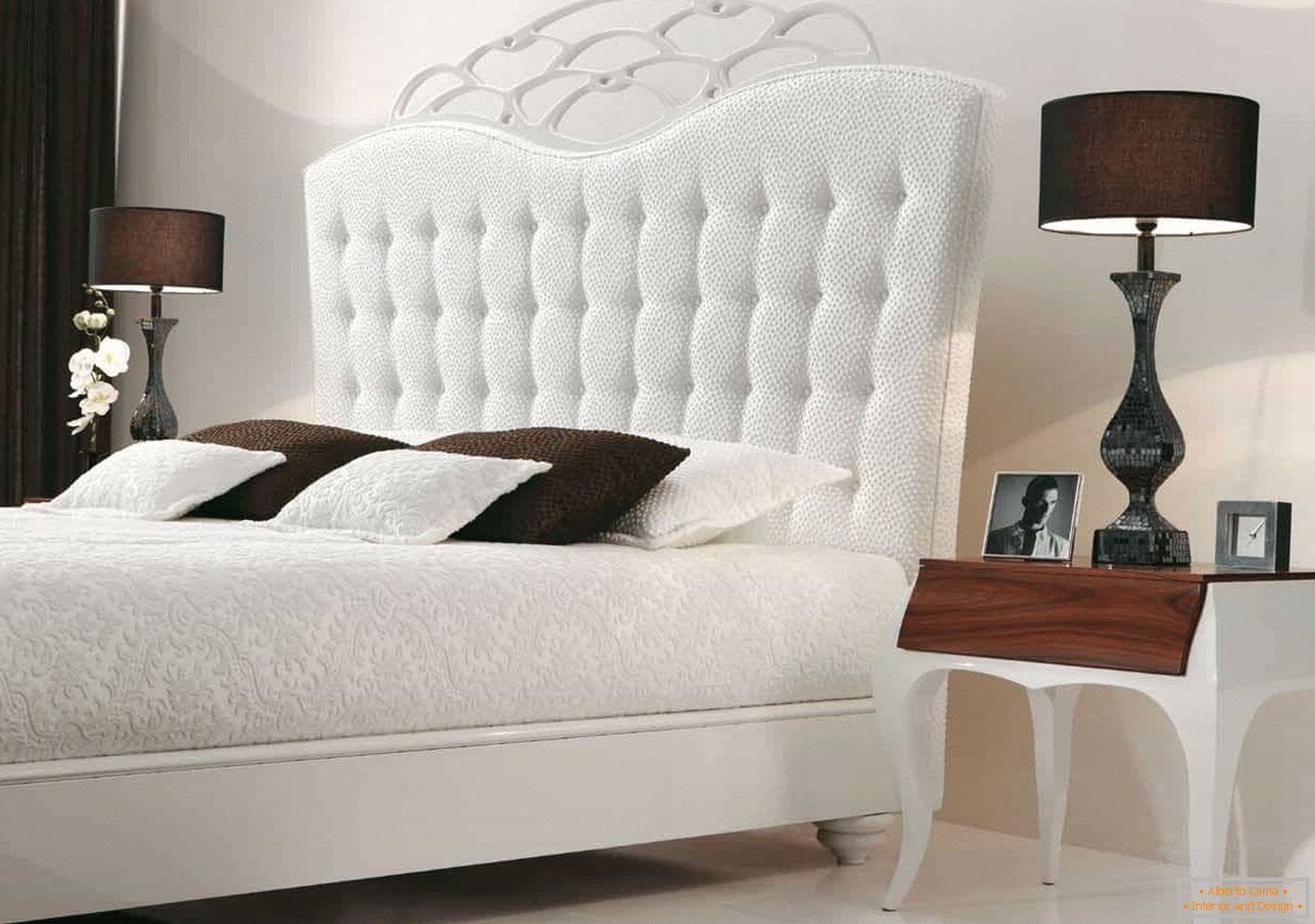 Weißes Bett im klassischen Stil