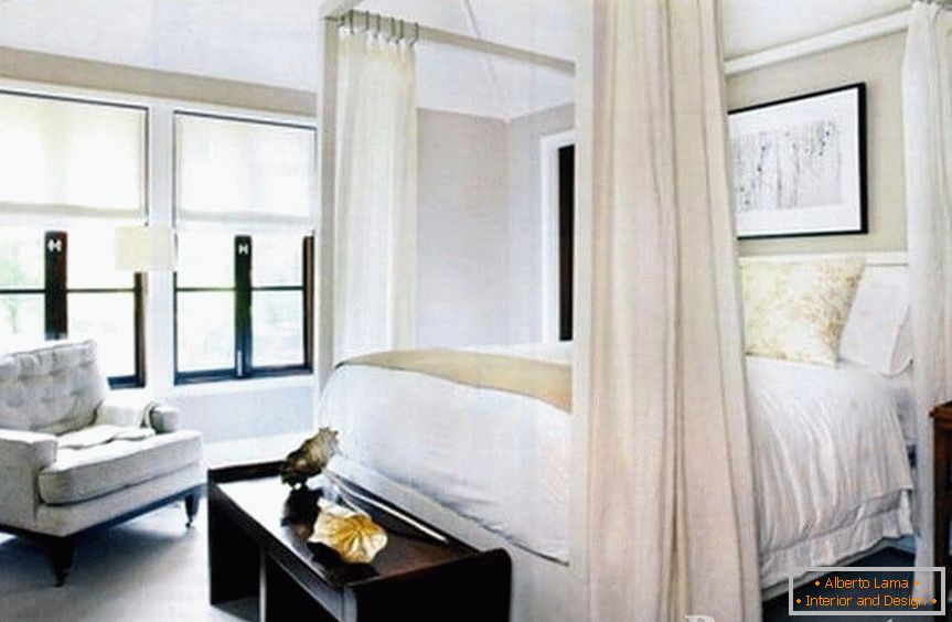 Klassisches weißes Schlafzimmer mit Himmelbett