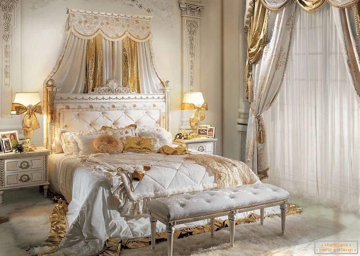 Bett in einem klassischen weißen Schlafzimmer und eine mit Stuck verzierte Wand