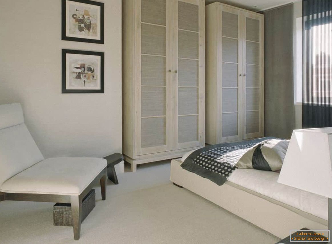 Klassisches weißes Schlafzimmer mit komfortablen Kleiderschränken