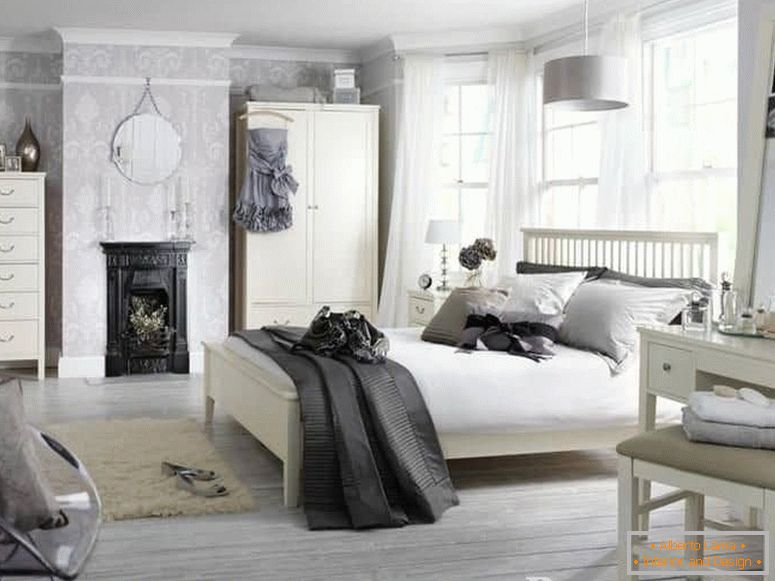 Weißes Schlafzimmer voller Accessoires im klassischen Stil