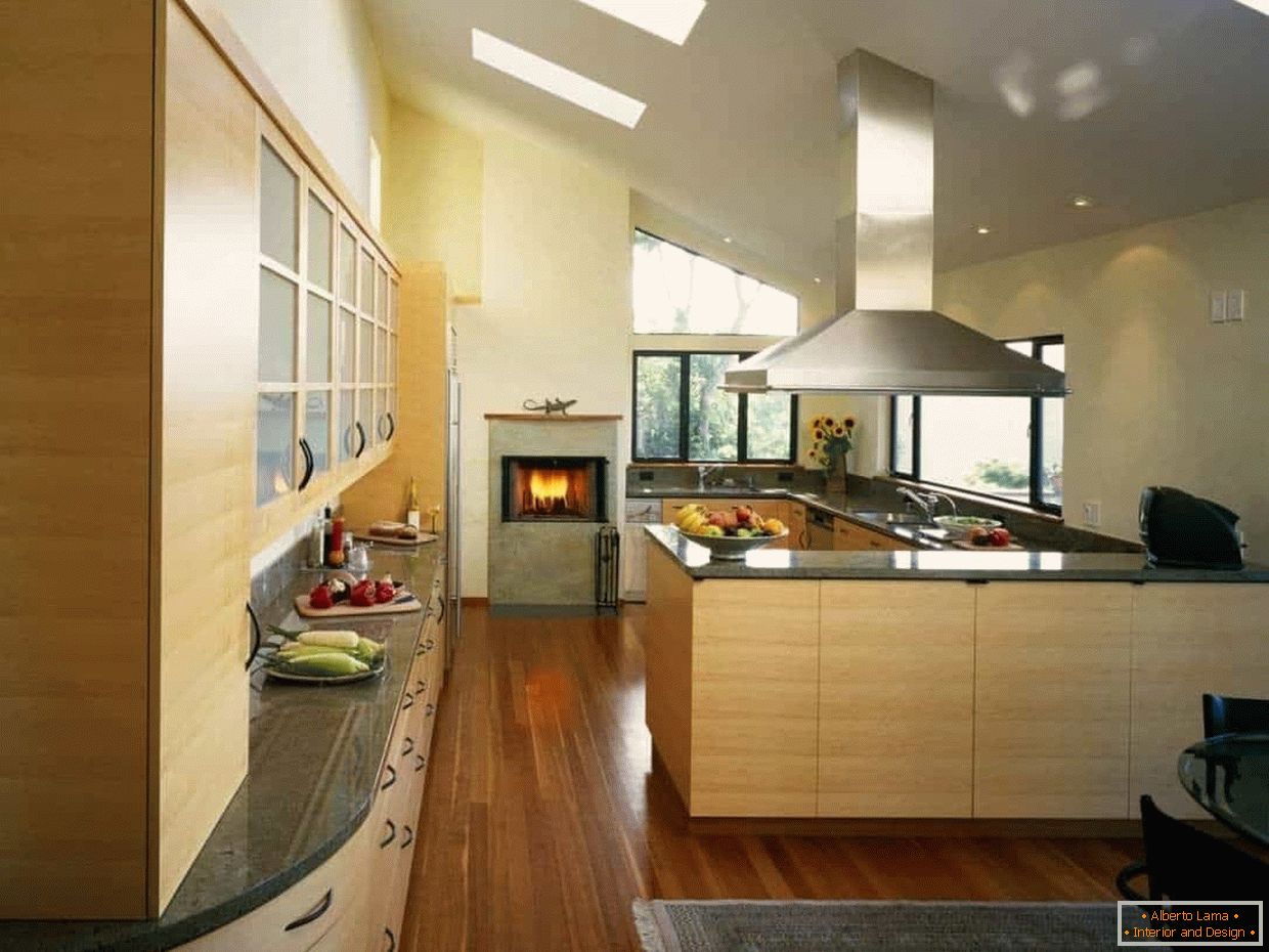 Küche mit Bio-Kamin und Mansardenfenster