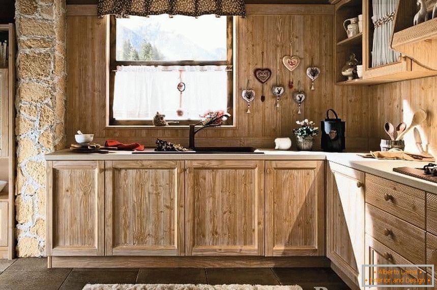 Küche im Öko-Stil mit einer Holzschürze