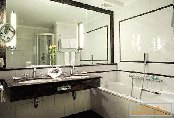 Design eines Badezimmers mit einem großen Spiegel, Foto 38