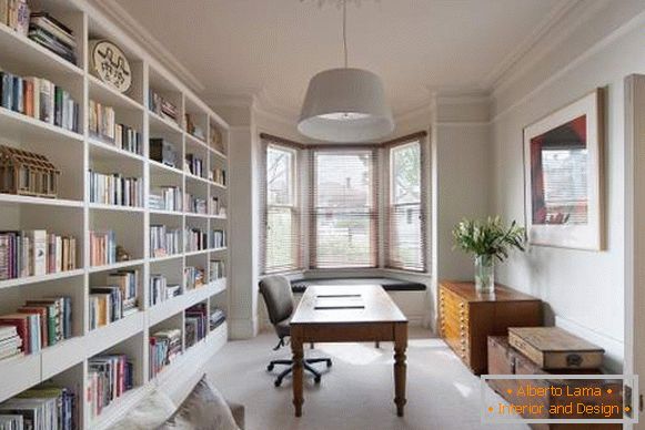 Kabinett mit einer Bibliothek im Design eines Privathauses