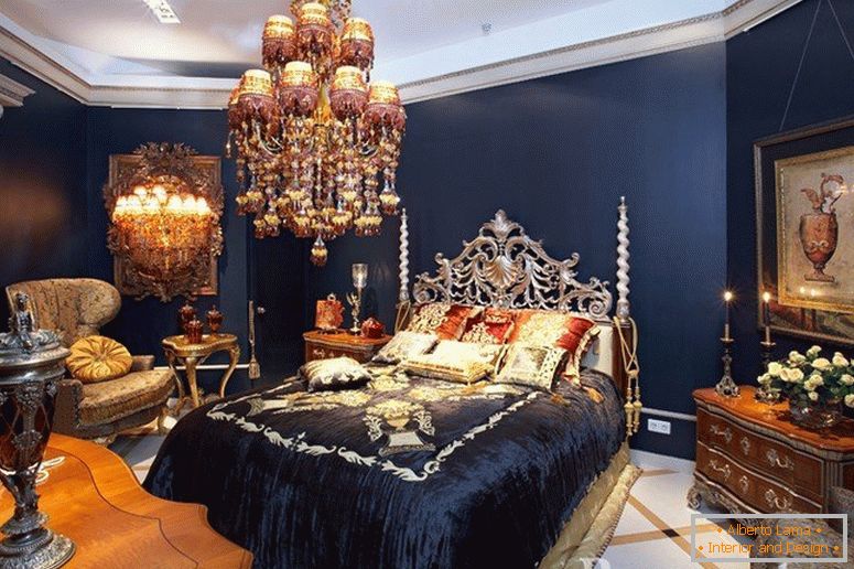 Luxuriöser Kronleuchter im Schlafzimmer