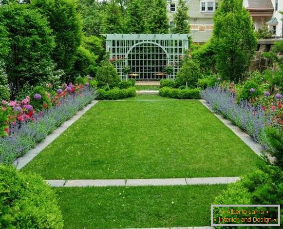 Design-Projekt des Hofs eines privaten Hauses im Dorf - Blumen im Garten