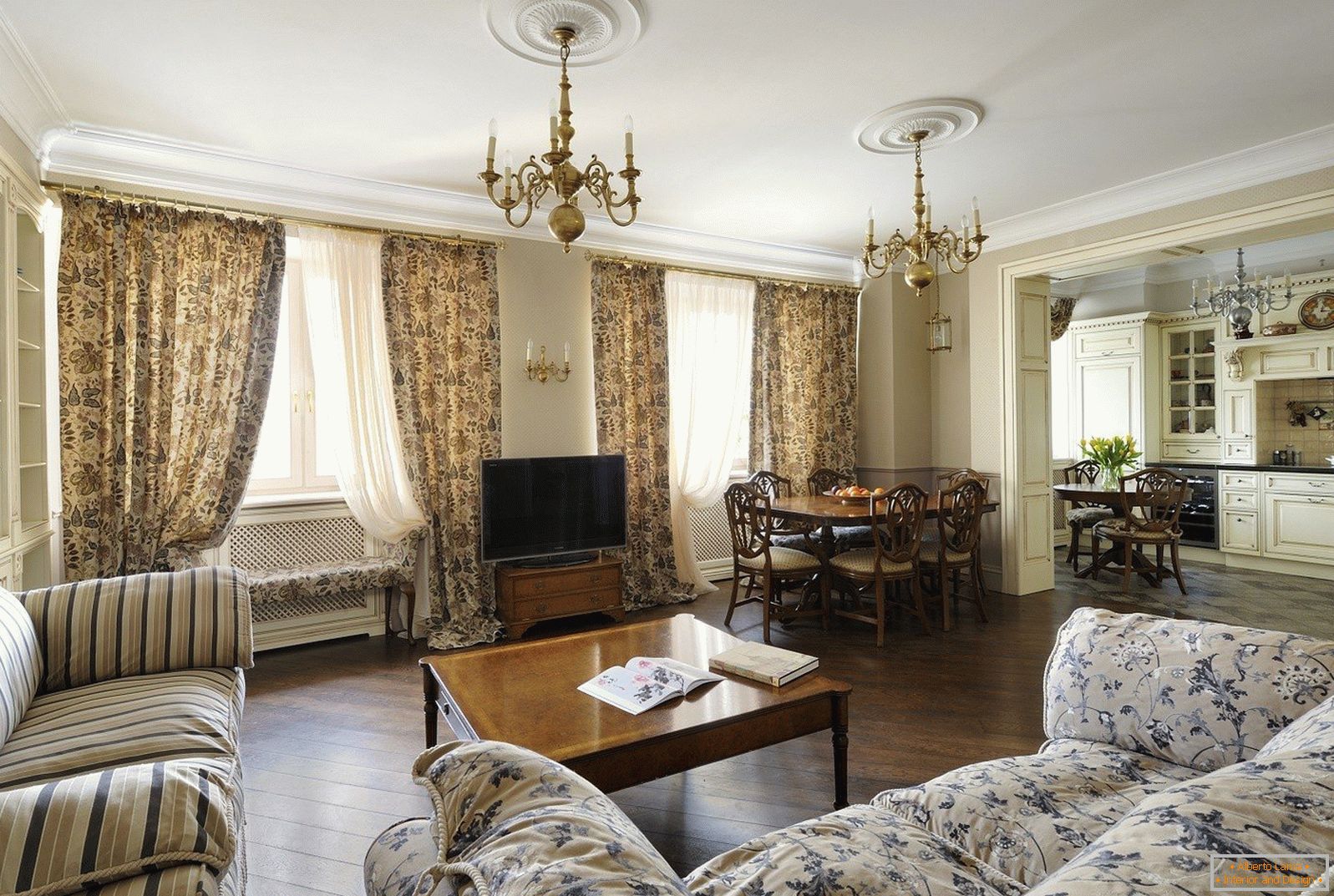 Wohnzimmer im klassischen Stil mit zwei Fenstern