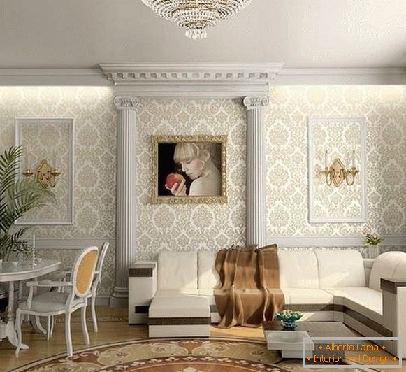 Klassisches Design des Wohnzimmers in einem Privathaus mit Stuckdekoration