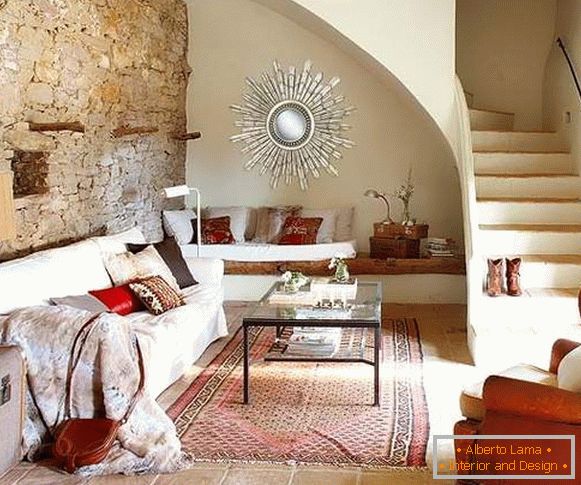 Stilvolles Design des Wohnzimmers mit einer Treppe in einem privaten Haus