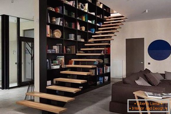 Modernes Wohnzimmerdesign mit einer Treppe in einem privaten Haus