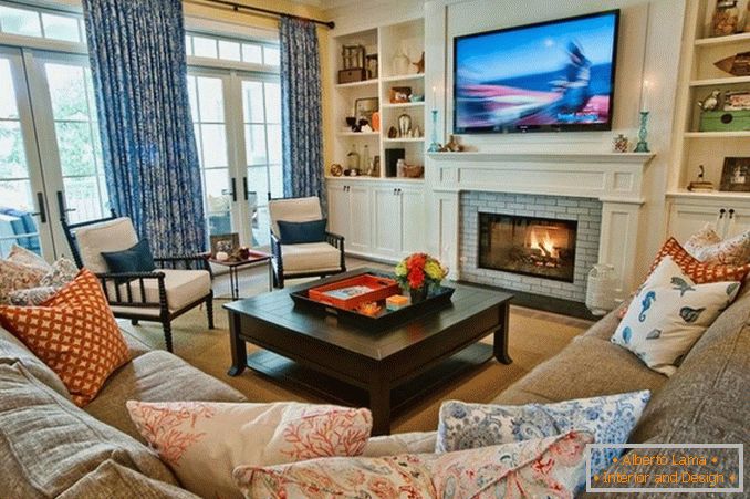 Design des Wohnzimmers mit Kamin und TV
